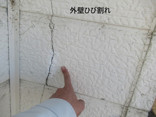 韮崎市で軒天材の剥がれ・目地シーリング破断・雨樋掴み金具が破損し、グラグラ危険な様子をご報告